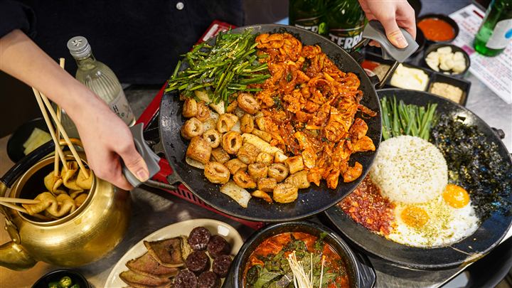 소금막창, 야채곱창, 미니곱창전골이 함께 나오는 연수 대표 모둠한상